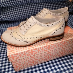 Womens GIANNI BINI lace up wing tips with silver studs size 6